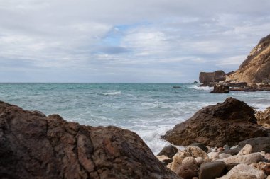 Deniz ve uçurumun güzel panoramik manzarası, Karadeniz 'de bir dağ, manzara, kıyı yolculuğu ve doğa.
