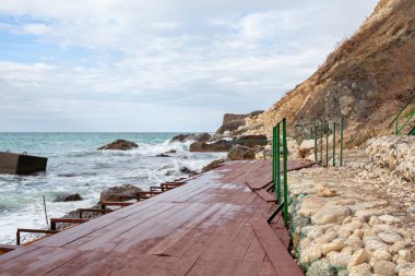 Deniz ve uçurumun güzel panoramik manzarası, Karadeniz 'de bir dağ, manzara, kıyı yolculuğu ve doğa.
