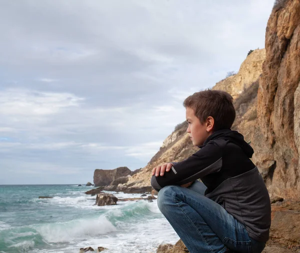 Niño Viajero Sentado Montaña Solo Mirando Paisaje Marino Otoño Senderismo —  Fotos de Stock