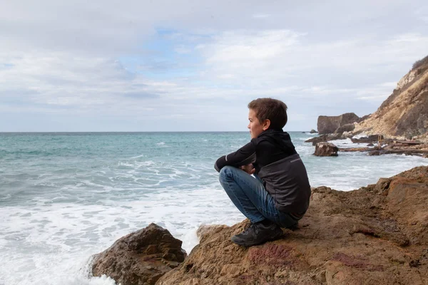 Erkek Gezgin Dağda Tek Başına Oturuyor Sonbahar Deniz Manzarasına Bakıyor — Stok fotoğraf