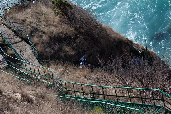 Metalltreppe Für Den Abstieg Zum Meer — Stockfoto