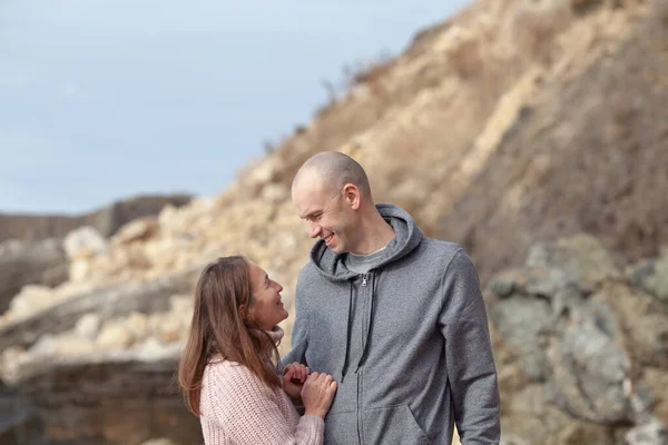 Feliz Casal Bonito Mar Inverno Homem Mulher Descansam Costa Livre — Fotografia de Stock