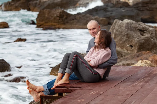 Gelukkig Schattig Stel Zee Winter Man Vrouw Rusten Kust Buiten — Stockfoto