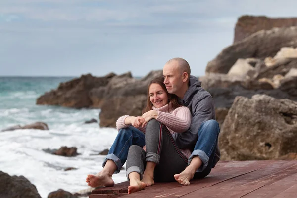 冬の海で幸せなかわいいカップル 男と女は海岸に休み — ストック写真