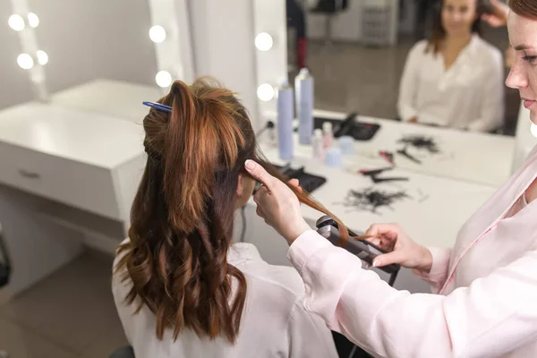 Trabalho Estilista Penteados Salão Brilhante Menina Faz Cachos Monte Modelo — Fotografia de Stock