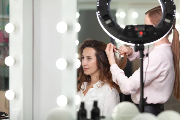 Trabalho Estilista Penteados Salão Brilhante Menina Faz Cachos Monte Modelo — Fotografia de Stock