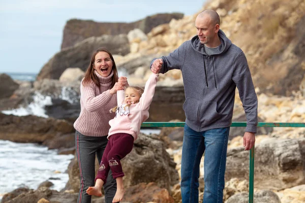 Mutlu Aile Tahta Bir Iskelede Denizin Kayaların Önünde Çıplak Ayakla — Stok fotoğraf