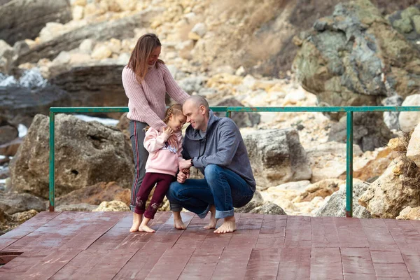 Fröhliche Familienspaziergänge Auf Einem Holzsteg Barfuß Vor Dem Hintergrund Des — Stockfoto