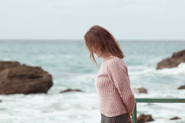 Mujer Adulta Camina Sola Suéter Rosa Largo Del Mar Retrato —  Fotos de Stock