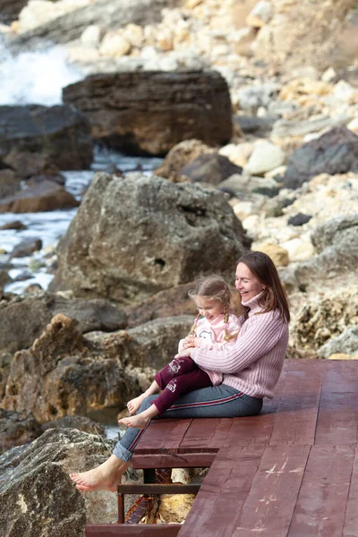 Mamá Hija Están Sentadas Muelle Madera Cerca Las Rocas Mar — Foto de Stock