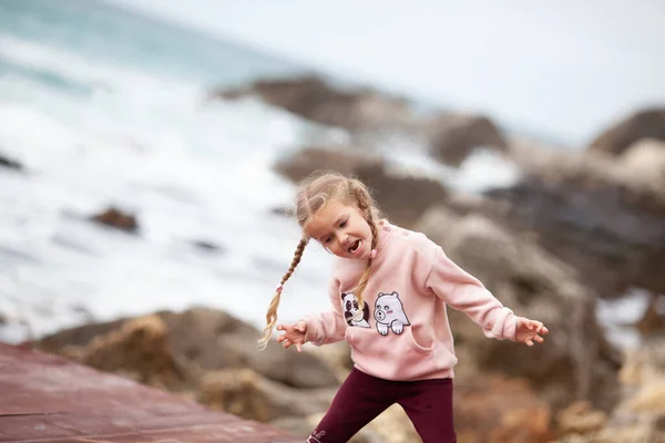 Портрет Счастливой Девушки Фоне Моря Скал Ребенок Одет Розовый Свитер — стоковое фото