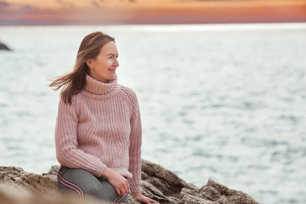 Mujer Adulta Sienta Sola Suéter Rosa Sobre Fondo Del Mar —  Fotos de Stock