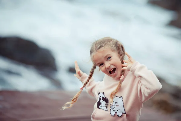 Porträt Eines Glücklichen Mädchens Auf Einem Hintergrund Von Meer Und — Stockfoto