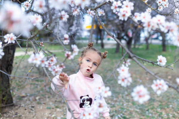 Portret Van Een Mooi Gelukkig Meisje Een Achtergrond Van Bloeiende — Stockfoto