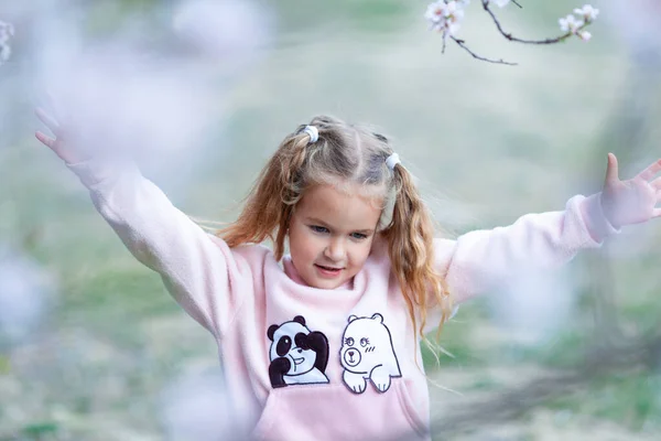 Portré Egy Gyönyörű Boldog Kislány Háttérben Virágzó Rózsaszín Mandula Szabadban — Stock Fotó