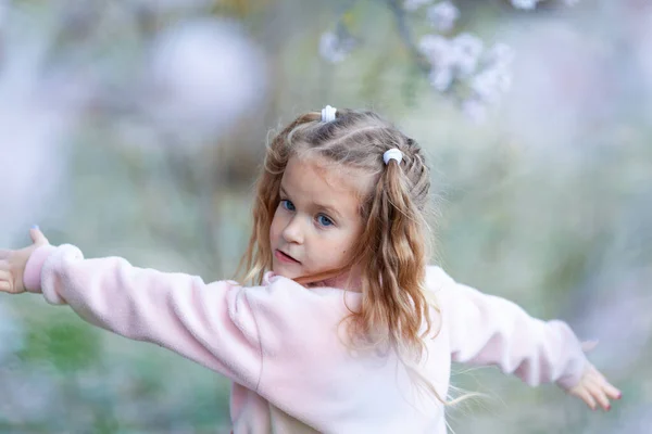 Πορτρέτο Ενός Όμορφου Ευτυχισμένου Μικρού Κοριτσιού Φόντο Ροζ Αμυγδάλων Εξωτερικού — Φωτογραφία Αρχείου