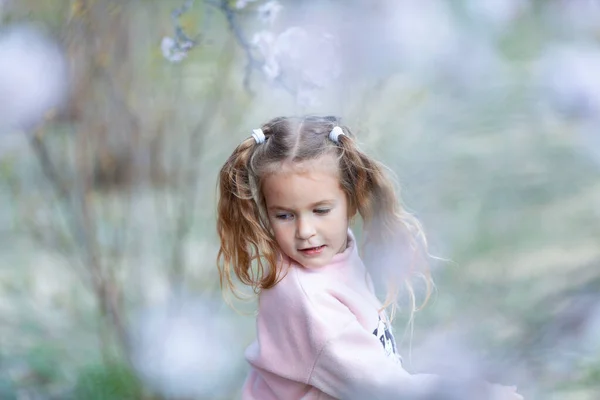 Retrato Una Hermosa Niña Feliz Sobre Fondo Almendras Rosadas Florecientes —  Fotos de Stock