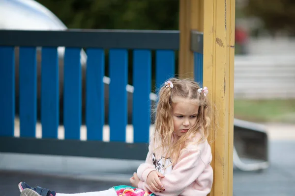 Triest Meisje Speelplaats Een Kind Gekleed Een Roze Trui Lente — Stockfoto