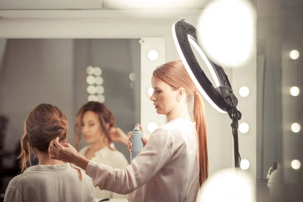 Trabalho Estilista Penteados Salão Brilhante Menina Faz Cachos Monte Modelo — Fotografia de Stock