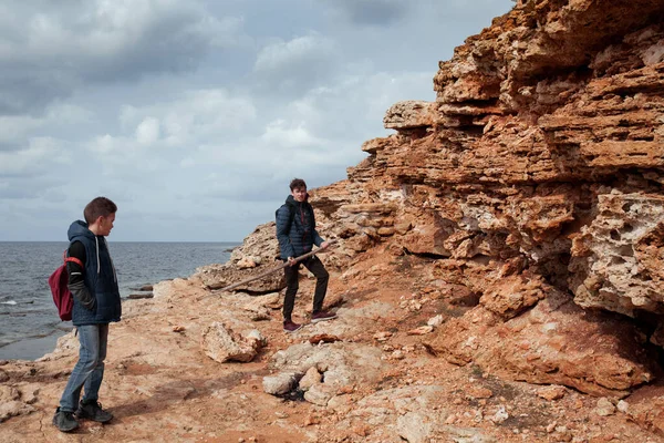 Kardeş Deniz Kıyısında Yürür Yelek Kot Giyer Çocuk Deniz Boyunca — Stok fotoğraf