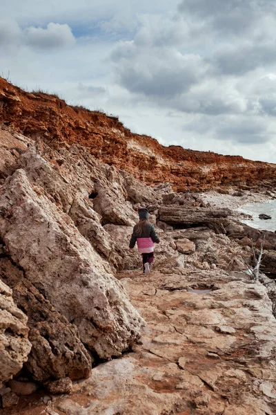 Menina Pequena Caminha Costa Mar Ela Está Vestindo Casaco Criança — Fotografia de Stock