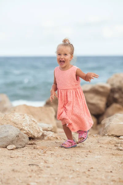 Small Girl Walks Sea Coast She Wearing Coral Dress Kid — Stock Photo, Image