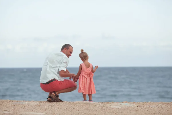 Happy Family Walking Beach Dad Daughter Blue Sky Sun Fresh — Stock Photo, Image