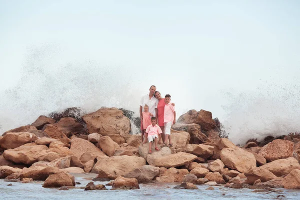 一个快乐的大家庭在海滩上散步妈妈 爸爸和三个孩子 新鲜的海风 从自然和交流中获得的快乐 — 图库照片