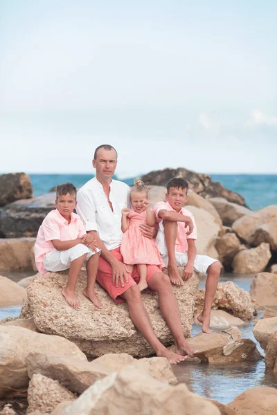 大きな幸せな家族がビーチを歩いています パパと３人の子供 新鮮な海の風 自然とコミュニケーション 屋外からの喜び — ストック写真