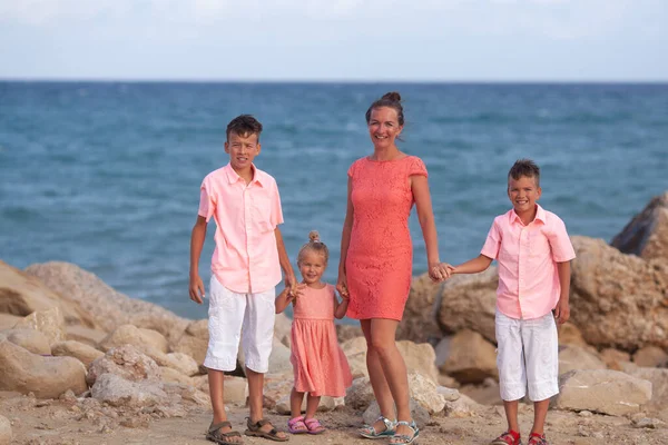 Grande Famille Heureuse Marchant Sur Plage Maman Trois Enfants Ciel — Photo