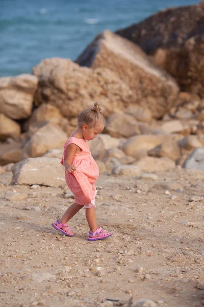 Small Girl Walks Sea Coast She Wearing Coral Dress Kid — Stock Photo, Image