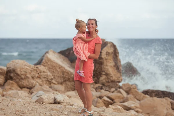 Familia Feliz Caminando Playa Mamá Hija Cielo Azul Sol Viento —  Fotos de Stock