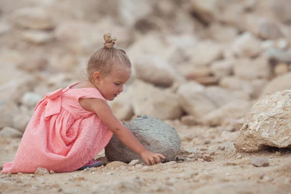 小女孩在海滨散步 她穿着珊瑚裙 孩子沿着大海 在户外旅行 小孩玩石头 — 图库照片