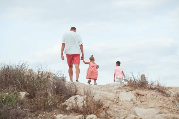 Grote Gelukkige Familie Wandelen Het Strand Papa Kinderen Blauwe Hemel — Stockfoto