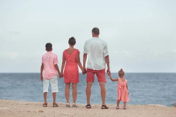 Большая Счастливая Семья Гуляющая Пляжу Мама Папа Двое Детей Голубое — стоковое фото