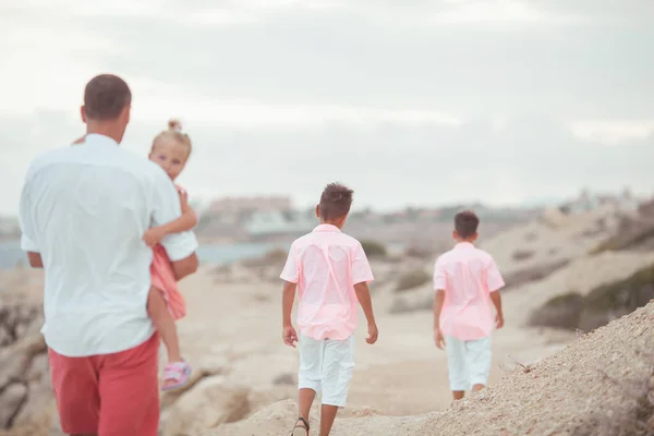 Grande Famille Heureuse Marchant Sur Plage Papa Trois Enfants Ciel — Photo