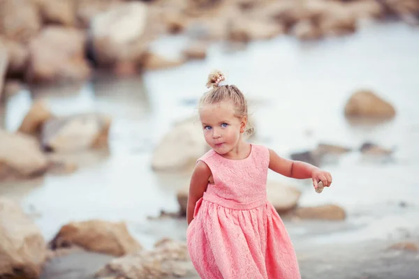 小女孩走在海边 穿着珊瑚裙 孩子沿着大海 — 图库照片