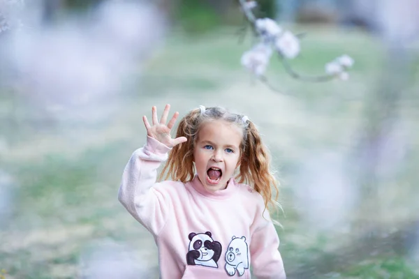 Güzel Mutlu Küçük Bir Kızın Portresi Çiçek Açan Pembe Bademlerin — Stok fotoğraf