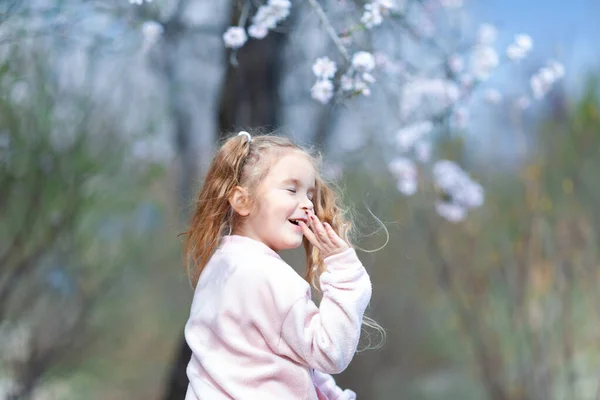 Πορτρέτο Ενός Όμορφου Ευτυχισμένου Μικρού Κοριτσιού Φόντο Ροζ Αμυγδάλων Εξωτερικού — Φωτογραφία Αρχείου