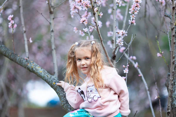 Retrato Una Hermosa Niña Feliz Sobre Fondo Flores Almendras Rosadas —  Fotos de Stock