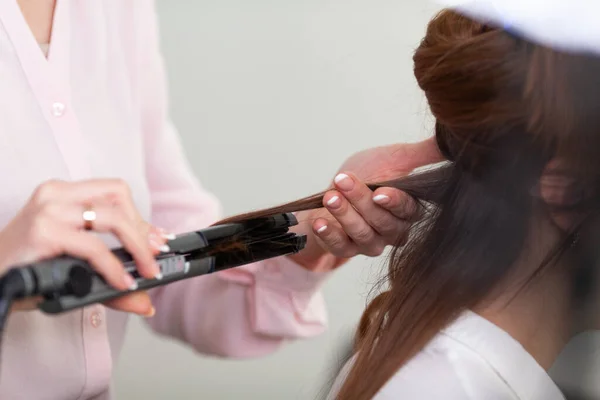 Work Stylist Hairstyles Bright Salon Girl Makes Curls Bunch Beautiful — Stock Photo, Image