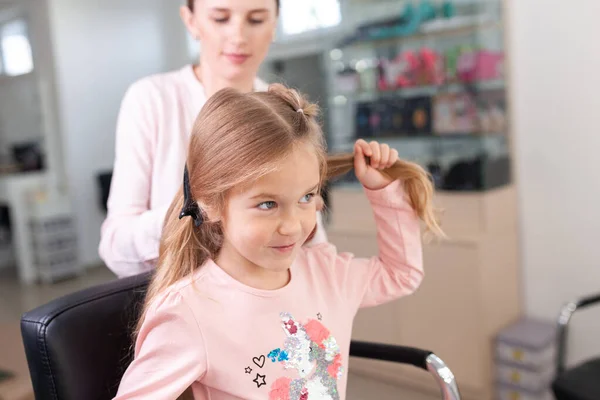 Het Werk Van Stylist Kapsels Een Lichte Salon Het Meisje — Stockfoto