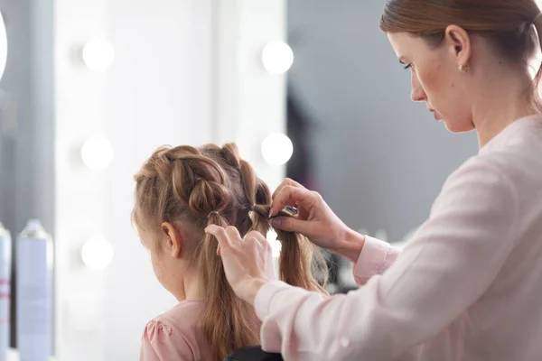 Trabalho Estilista Penteados Salão Brilhante Menina Faz Cachos Tranças Tranças — Fotografia de Stock