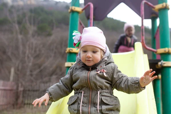 Ein Kleines Mädchen Spaziert Auf Einem Spielplatz Einem Öko Park — Stockfoto