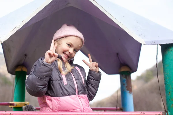 Een Klein Meisje Wandelen Een Speelplaats Een Eco Park Tegen — Stockfoto