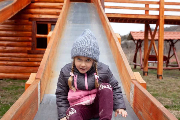 Ein Kleines Mädchen Spaziert Auf Einem Spielplatz Einem Öko Park — Stockfoto