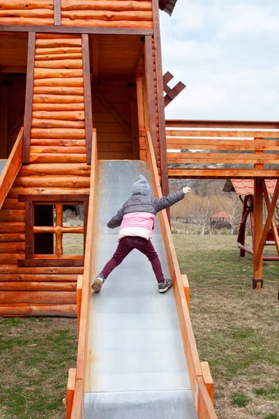 Ein Kleines Mädchen Spaziert Auf Einem Spielplatz Einem Öko Park — Stockfoto