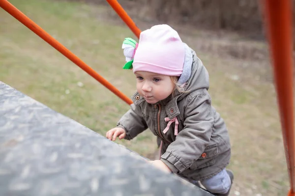 Una Niña Pequeña Caminar Parque Infantil Parque Ecológico Sobre Fondo —  Fotos de Stock