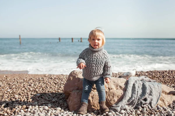 Felice Bella Ragazza Passeggiate Lungo Costa Del Mare Sullo Sfondo — Foto Stock