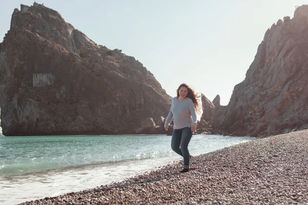 Happy Pretty Girl Walks Sea Coast Background Sea Rocks Beautiful — Stock Photo, Image